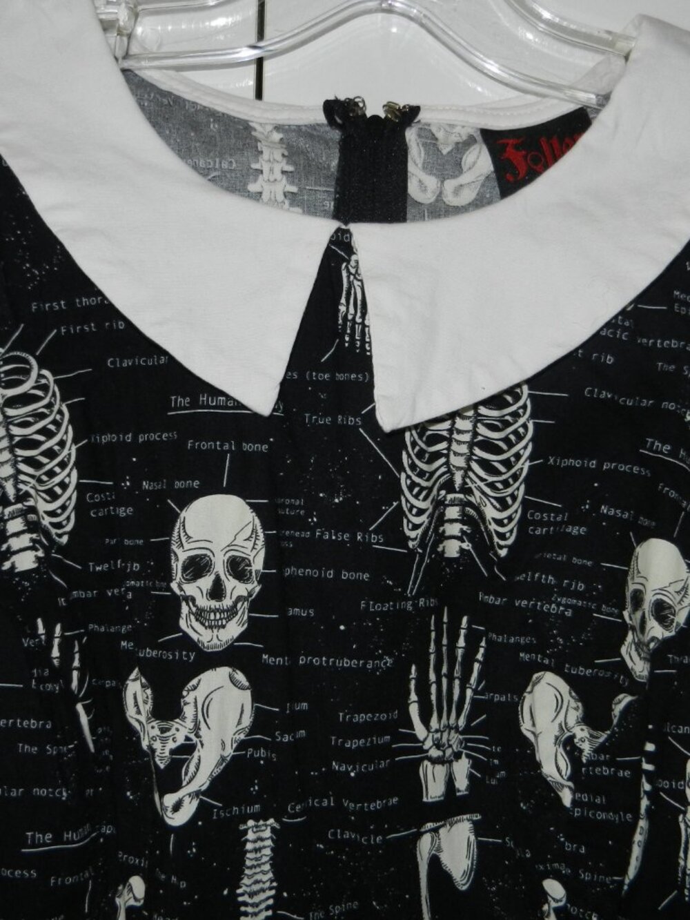 Robe anatomie et squelettes lumineux dans le noir